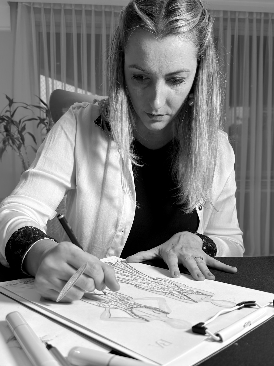 Fabiana Baú Alvarez desenhando o croqui no ateliê